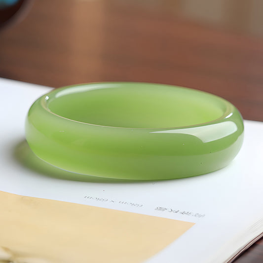 Fashionable and versatile lake green jade bracelet