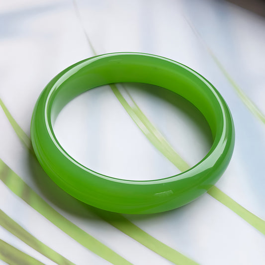 Fashionable and versatile apple green bracelet