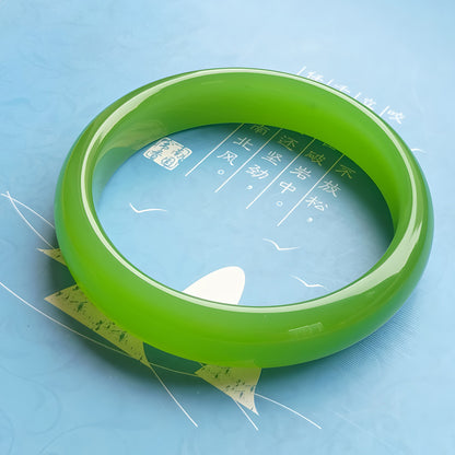 Fashionable and versatile apple green bracelet