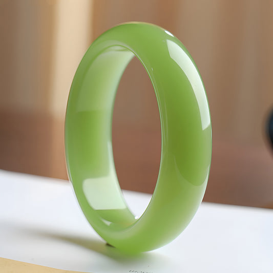 Fashionable and versatile lake green jade bracelet