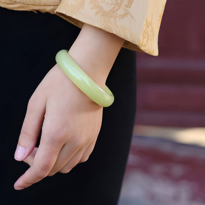Elegant Beige Jade Bracelet