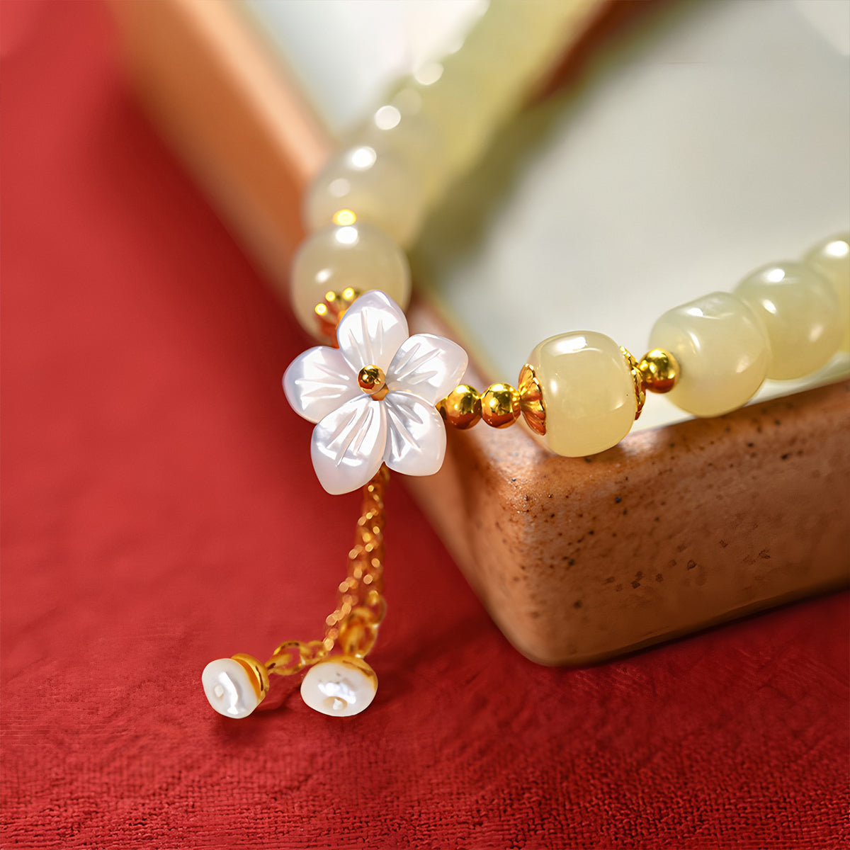 Natural Jade Flower Light Green Jade Bead Bracelet（Bead width 8mm）